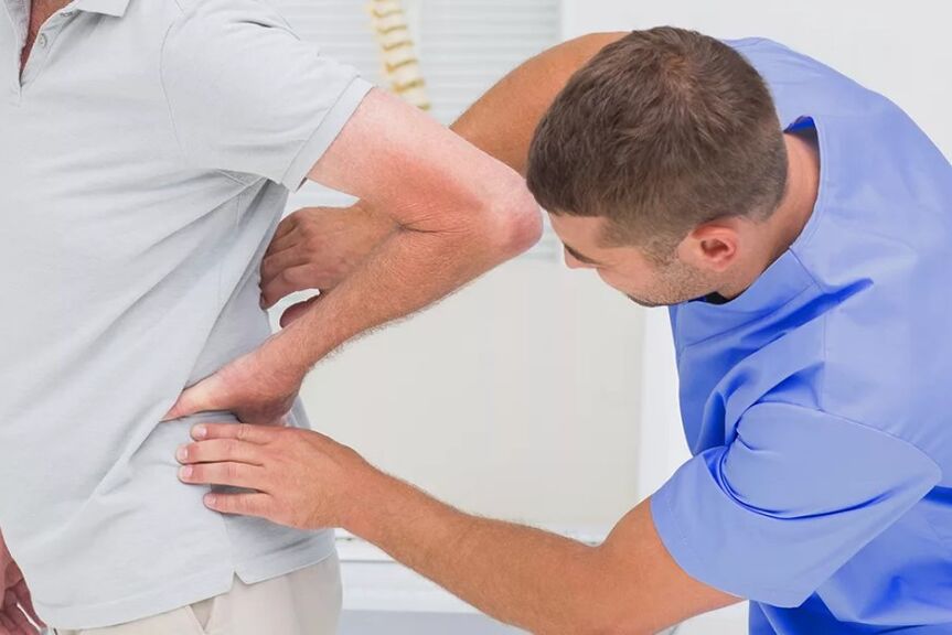 Un paciente con dor lumbar nun exame diagnóstico por parte dun médico